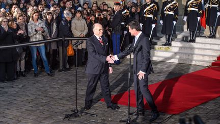 Manuel Valls et Bernard Cazeneuve se sont livrés à une passation de pouvoirs sobre et efficace (CHRISTOPHE PETIT TESSON / EPA)