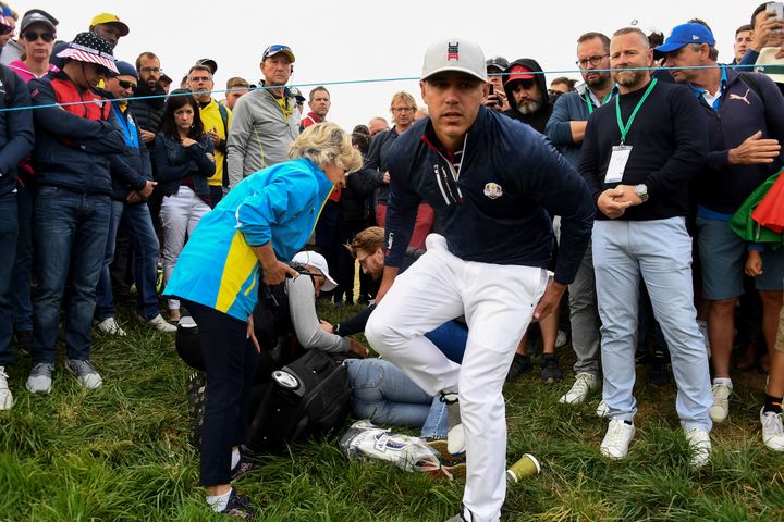 Brooks Koepka est venu s'excuser auprès de la spectatrice (FRANCK FIFE / AFP)