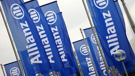 Des drapeaux portant le sigle de l'assureur allemand Allianz, le 7 mai 2014 &agrave; Munich (Allemagne). (ANDREAS GEBERT / DPA / AFP)