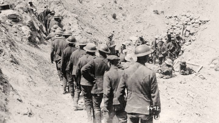 Des prisonniers britanniques se tiennent en ligne pendant la bataille du chemin des Dames, en 1917 (date non pr&eacute;cis&eacute;e). (BERLINER VERLAG / ARCHIV / AFP)