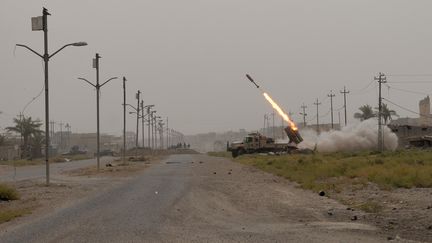 Une roquette lancée par les forces irakiennes, à Fallouja (Irak), le 18 juin 2016. (AFP)