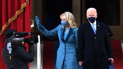 Joe Biden et sa femme Jill arrivent à l'investiture au Capitole, le 20 janvier 2021. (ANDREW CABALLERO-REYNOLDS / AFP)