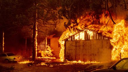 L'incendie Dixie Fire dans la petite ville de Greenville, en Californie (Etats-Unis), le 5 août 2021. (JOSH EDELSON / AFP)