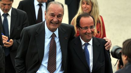 Jacques Chirac et Fran&ccedil;ois Hollande au mus&eacute;e du pr&eacute;sident Jacques Chirac, &agrave; Sarran (Corr&egrave;ze), le 12 juin 2011. (AGNES GAUDIN / LA MONTAGNE / MAXPPP)