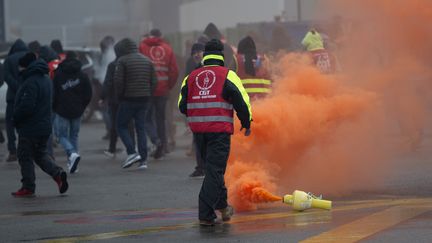 Des dockers lors d'une précédente action contre la réforme des retraites, à Saint-Nazaire (Loire-Atlantique), le 26 janvier 2023. (ESTELLE RUIZ / HANS LUCAS / AFP)