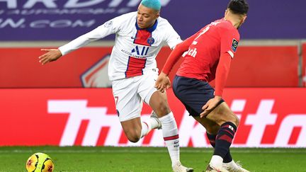 Kylian Mbappé face à Celik (DENIS CHARLET / AFP)