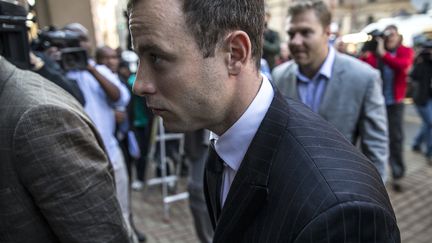 Oscar Pistorius arrive &agrave; la cour de justice de Pretoria (Afrique du Sud), le 30 juin 2014.&nbsp; (MARCO LONGARI / AFP)