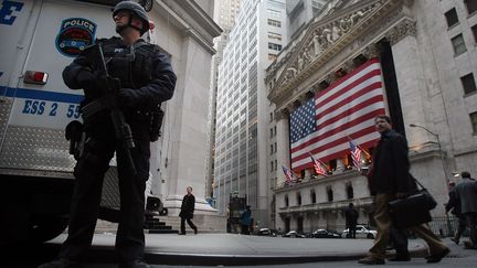 Devant la Bourse de New York, le 11 mars 2008. C'est dans ce quartier de Wall Street qu'un jeune homme projetait de faire exploser une bombe le 17 octobre 2012. (MARIO TAMA / AFP)