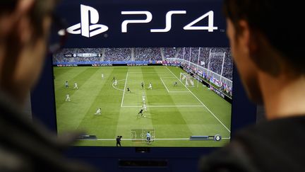 Deux joueurs s'affrontent sur une console PlayStation 4 de Sony au salon Paris Games Week, le 29 octobre 2014 &agrave; Paris. (STEPHANE DE SAKUTIN / AFP)