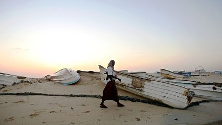 amène beaucoup de pêcheurs (entre 60 et 80%, selon les sources) totalement ruinés à se «reconvertir» dans la piraterie. Une piraterie qui se développe au fil des décennies dans les eaux bordant la corne de l’Afrique. (AFP PHOTO/ MOHAMED DAHIR  )