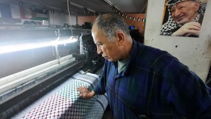 Abdel Azim Herbawi devant l'une de ses machines. (FREDERIC METEZEAU / RADIO FRANCE)