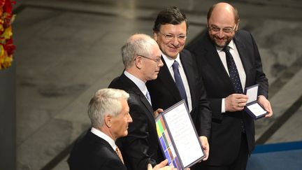 Le pr&eacute;sident du comit&eacute; Nobel, Thorbjoern Jagland a remis le prix Nobel de la paix aux repr&eacute;sentants des trois principales institutions europ&eacute;ennes, les pr&eacute;sidents du Conseil, Herman Van Rompuy, de la Commission, Jos&eacute; Manuel Barroso, et du Parlement, Martin Schulz, le 10 d&eacute;cembre 2012 &agrave; Oslo (Norv&egrave;ge). (JOHN MACDOUGALL / AFP)