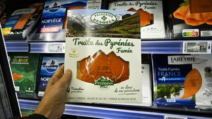 Le rayon des saumon et truite fumés, avant le réveillon de Noël, dans un supermarché à Bourgueil (Indre-et-Loire), le 21 décembre 2024. (MAGALI COHEN / HANS LUCAS / AFP)