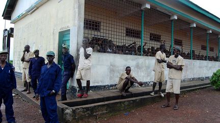 Au centre pénitentiaire Mafanta à Magburaka (nord du pays), la présence du photographe suscite quelques sourires sur les visages des prisonniers, en tenue beige, dont la principale occupation consiste à attendre d'avoir un peu d'air lors de la promenade par petits groupes. «Sur les 4.525 détenus des prisons sierra-léonaises, nous avons 2.659 personnes en trop par rapport à la capacité des établissements contraints de trouver une place dans des cellules surpeuplées» explique Dennis Herman, directeur des ressources humaines du Service correctionnel de Sierra Leone (7,6 millions d'habitants). «Nous traitons les personnes en détention comme si elles n'existaient pas», s'indigne Ahmed Jalloh, un militant d'un groupe local de surveillance, Prison Watch.
  (SAIDU BAH / AFP)