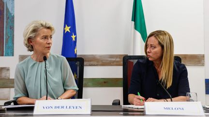 La présidente de la Commission européenne, Ursula von der Leyen, et la cheffe du gouvernement italien, Giorgia Meloni, en Italie, le 17 septembre 2023. (UNION EUROPEENNE / HANS LUCAS / AFP)