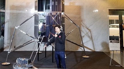 Takeshi Hakamad, le patron de l'entreprise japonaise ispace, présente son modul d'alunissage, à Tokyo, le 26 septembre 2022. (NATSUKO FUKUE / AFP)