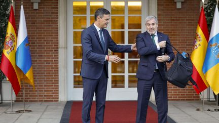 Le Premier ministre espagnol Pedro Sanchez recevant le président des îles Canaries Fernando Clavijo à Madrid, pour parler d'immigration, le 10 octobre 2024. (CHEMA MOYA / MAXPPP)