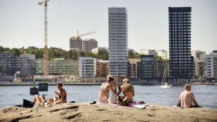 Au cœur de Stockholm (Suède) des gens se font bronzer, le 16 juin 2018. Depuis plusieurs semaines, le pays connaît&nbsp;un épisode de chaleur exceptionnel.&nbsp; (HOSSEIN SALMANZADEH / AFP)