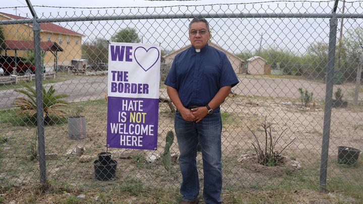 Le pasteur Julio Vasquez dans le jardin de l'église luthérienne San Lucas à Eagle Pass, au Texas, le 7 mars 2024. (ELISE LAMBERT / FRANCEINFO)