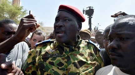 Le lieutenant-colonel Isaac Zida quitte la place de la Nation, le 31 octobre 2014 &agrave; Ouagadougou (Burkina Faso).&nbsp; (ISSOUF SANOGO / AFP)