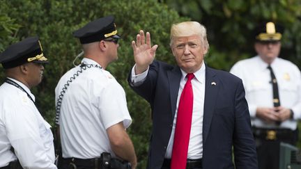 Le président des Etats-Unis Donald Trump&nbsp;est entouré par des agents du Secret Service à la Maison Blanche, le 16 juin 2017 à Washington (Etats-Unis). (SAUL LOEB / AFP)