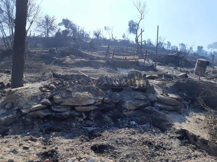 Le camp de réfugiés de Lesbos (Grèce), détruit par un incendie le mercredi 9 septembre. (MARIE PIERRE VEROT / RADIO FRANCE)