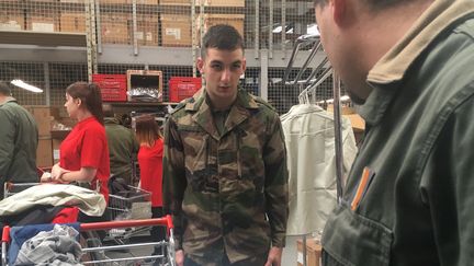 Un jeune homme étrenne son treillis au service militaire volontaire, mercredi 13 juin 2016, sur la base aérienne de Rochefort (Charente-Maritime). (F. MAGNENOU / FRANCETV INFO)