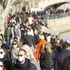 Des Parisiens se promènent sur les quais de Seine, le 7 mars 2021.&nbsp; (JOAO LUIZ BULCAO / HANS LUCAS / AFP)