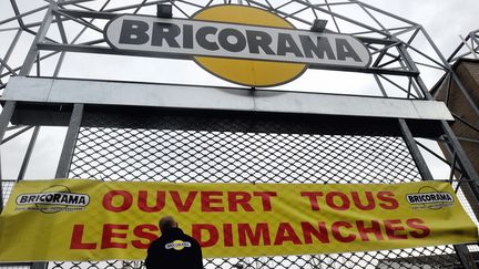 Un employ&eacute; devant un magasin Bricorama &agrave; Lille (Nord), le 3 janvier 2014. (PHILIPPE HUGUEN / AFP)