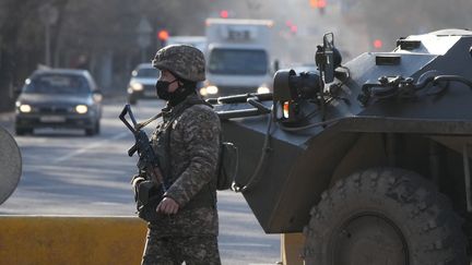 Des forces de sécurité quadrillent Almaty, au Kazakhstan, le 14 janvier 2021. (PAVEL PAVLOV / ANADOLU AGENCY / AFP)