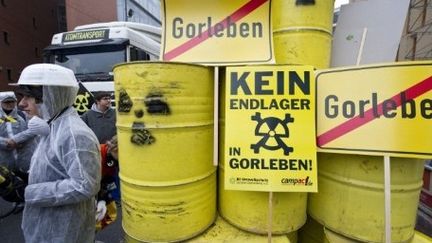 Manifestation anti-nucléaire devant le ministère de l'Environnement à Berlin le 23-11-2011 (AFP - JOHN MACDOUGALL )