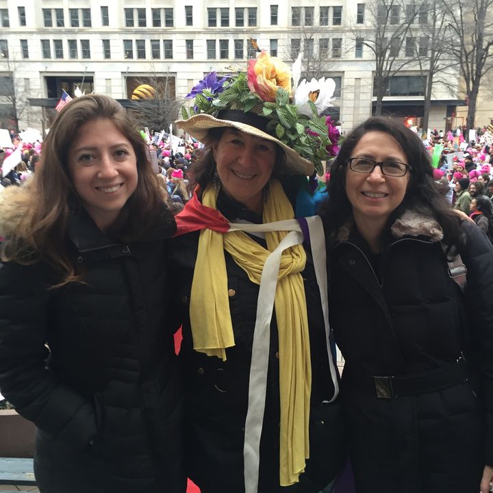 Veronica, Mighty et Ariana, trois générations d'une même famille, pendant la "Marche des femmes" contre Donald Trump, à Washington DC, samedi 21 janvier 2017.&nbsp; (MARIE-ADELAIDE SCIGACZ / FRANCEINFO)