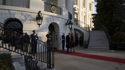 Donald et Melania Trump quittent la Maison Blanche (Washington, Etats-Unis) le 20 janvier 2021. (ERIC THAYER / GETTY IMAGES NORTH AMERICA / AFP)