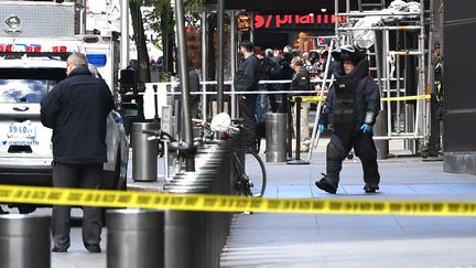 Un démineur américain, le 24 octobre 2018 devant le Time Warner Building où se trouvent les locaux de CNN. (TIMOTHY A. CLARY / AFP)