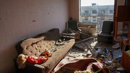 Un appartement touché par une attaque aérienne à Kharkiv dans l'Est de l'Ukraine le 24 février 2022. (WOLFGANG SCHWAN / ANADOLU AGENCY)