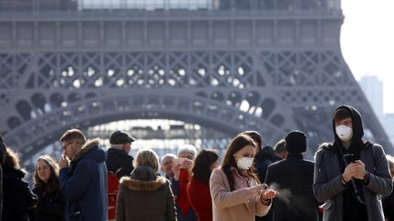 Devant la Tour Eiffel, à Paris, le 7 mars 2020. (MEHDI TAAMALLAH / NURPHOTO / AFP)