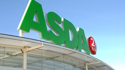 C'est dans une enseigne des supemarch&eacute;s Asda que l'homme a fait ses courses habill&eacute; en nazi, au Royaume-Uni. (PAUL BARKER / AFP)