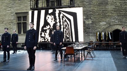 "Les Damnés" mis en scène par Ivo Van Hove au Palais des Papes d'Avignon (5 juillet 2016). La Comédie française reprend la pièce salle Richelieu.
 (Anne-Christine Poujoulat / AFP)