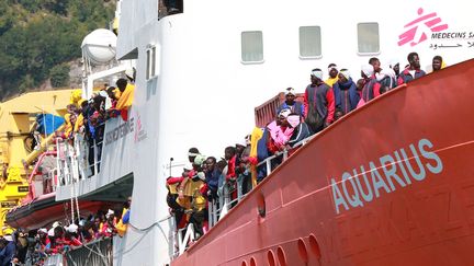 L'Aquarius, le bateau de l'ONG SOS Méditerranée dans le port de Salerne en Italie, le 26 mai 2017. (CARLO HERMANN / AFP)