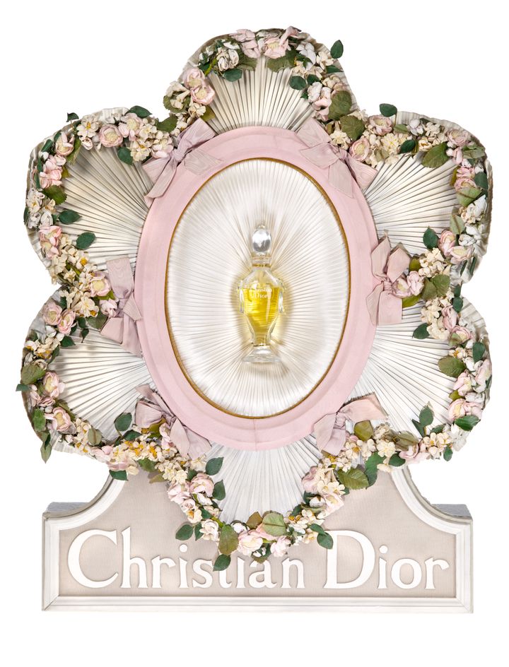 Grand présentoir des Parfums Christian Dior décoré de roses créé par Victor Grandpierre. (Philippe Schlienger)