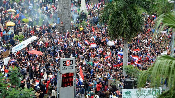 Des partisans du pr&eacute;sident paraguayen Fernando Lugo protestent devant le Parlement contre la proc&eacute;dure de destitution, le 22 juin 2012 &agrave; Asuncion (Paraguay). (NORBERTO DUARTE / AFP)