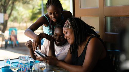 Aïssatou Diallo Sagna, Esther Gohourou et Suzy Bemba dans "Le Retour" de Catherine Corsini (2023). (EMMYLOU MAI - CHAZ PRODUCTIONS)