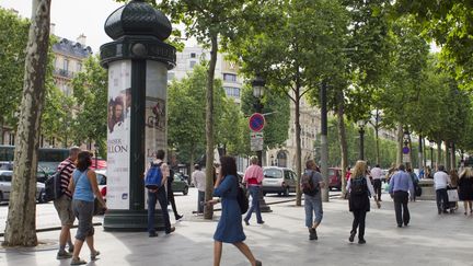 C'est en Ile-de-France que l'on marche le plus en France : 9 744 pas en moyenne chaque jour. (JACQUES LOIC / PHOTONONSTOP / AFP)