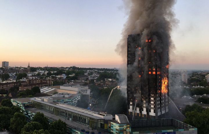 La tour Grenfell en feu à Londres (Royaume-Uni),&nbsp;le 14 juin 2017.&nbsp; (NATALIE OXFORD / NATALIE OXFORD / AFP)