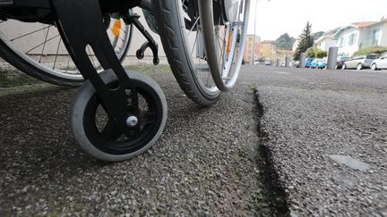 Jusqu'ici, le système de freinage des fauteuils roulants manuels c'était les mains de son occupant.  Douloureux et épuisant. Le système Dreeft, qui a gagné le concours Lépine 2023, y remédie. (ERIC OTTINO / MAXPPP)