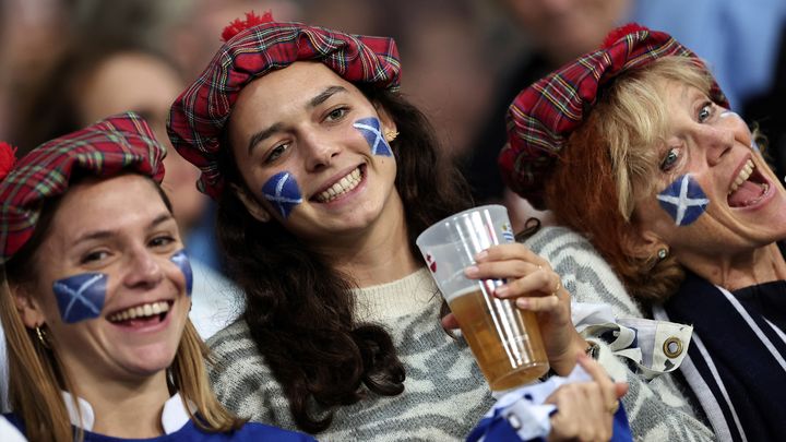 Des supportrices écossaises lors du match Ecosse-Roumanie, au stade Pierre-Mauroy, le 30 septembre 2023. (FRANCK FIFE / AFP)