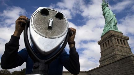 Un visiteur observe Manhattan depuis Staten Island alors que les visites de la statue de la Libert&eacute; sont enfin r&eacute;ouvertes au public, Etats-Unis, le 13 octobre 2013. (JOHN MINCHILLO / AP / SIPA)