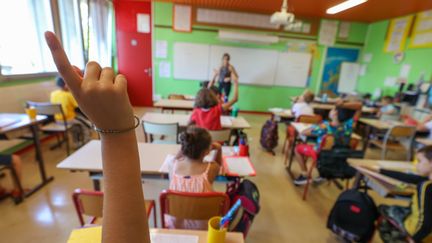 Parmi 4,5 millions d'enfants de cinq à dix ans scolarisés en France, presque 1% d'entre eux prennent des médicaments contre les troubles de l'attention et l'hyperactivité, selon l'étude du groupement Epi-Phare. (LIONEL VADAM  / MAXPPP)