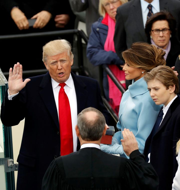 Donald Trump prête serment, le 20 janvier 2017, à Washington. Il&nbsp;devient alors officiellement président des Etats-Unis. (KEVIN LAMARQUE / REUTERS)