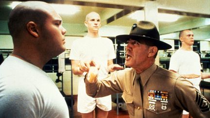 R. Lee Ermey (à droite) sur le tournage de "Full Metal Jacket", sorti en 1987. (NATANT / STANLEY KUBRICK PRODUCT  / AFP)